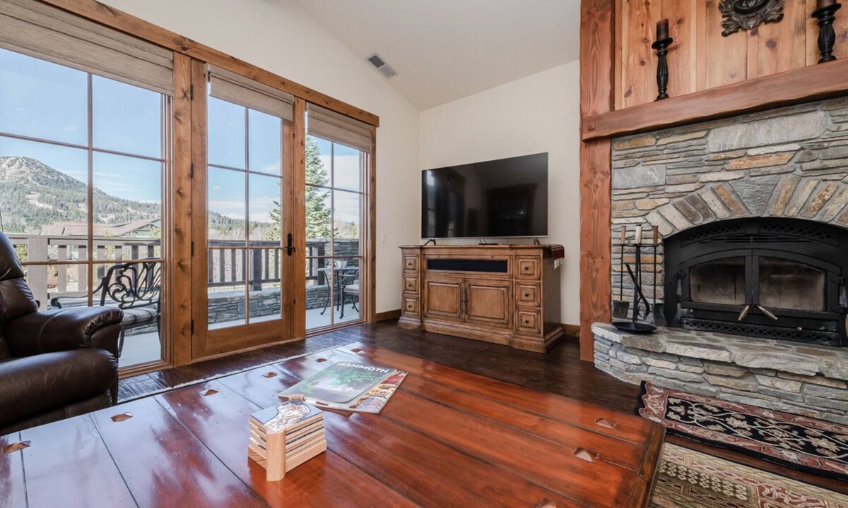 Mammoth Lakes House | Light-filled Townhome with Amazing Mountain Views!