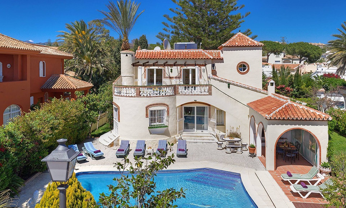 Urbanizacion Marbessa Villa | Los Arcos beachfront Villa with private swimming Pool