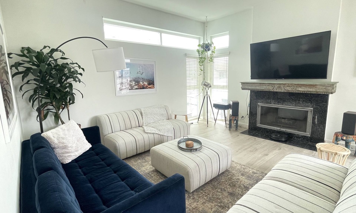 Venice House | Luxe large 2BR, Steps to Beach w Roof Deck & Free Parking, Excellent Location