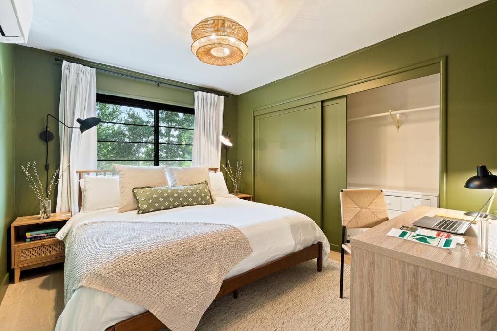 Mill Valley Apartment | Luxe Treehouse Apt Walk to Town King Bed Sleeps 4