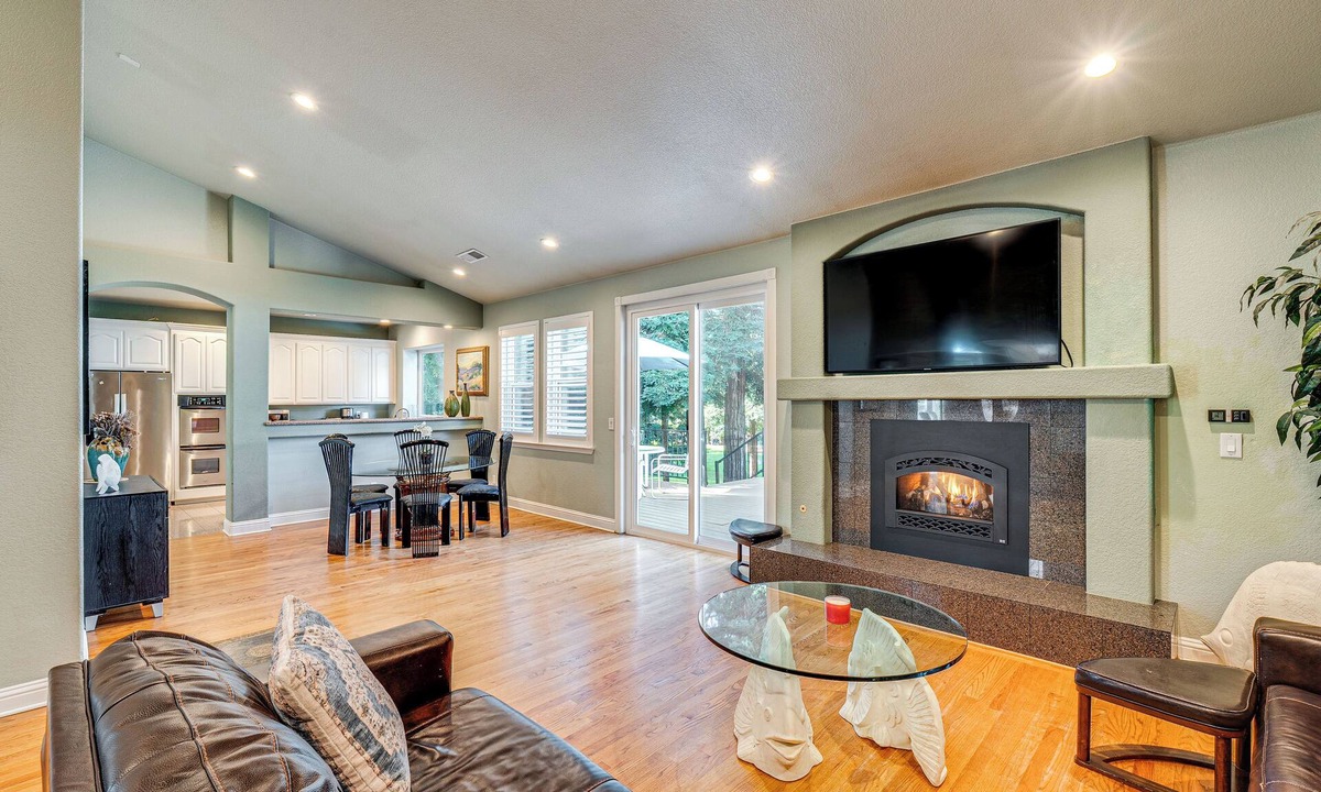 Loomis House | Luxe Vineyard Villa w/Views & Fire Pit in Loomis!