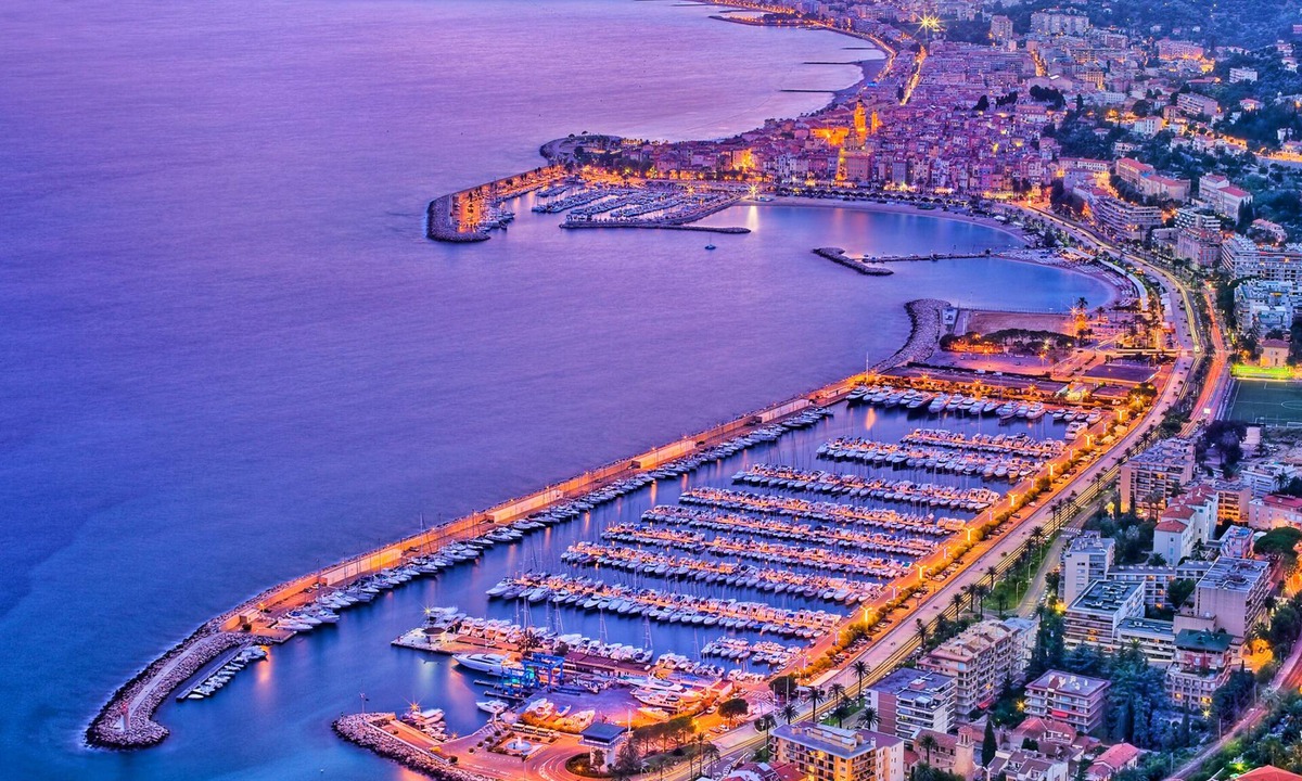 Alpes-Maritimes Apartment | Luxurious Seafront Belle Époque apartment