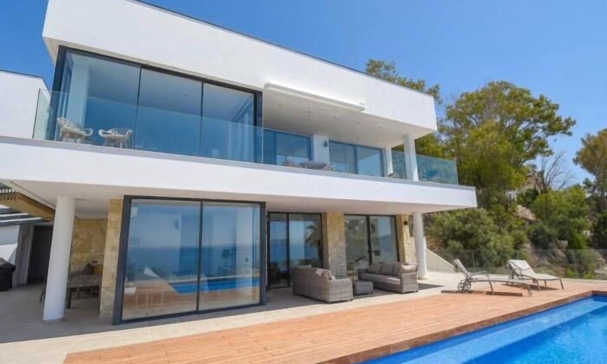 Almunecar Villa | Luxury Villa Facing the Sea in Cotobro