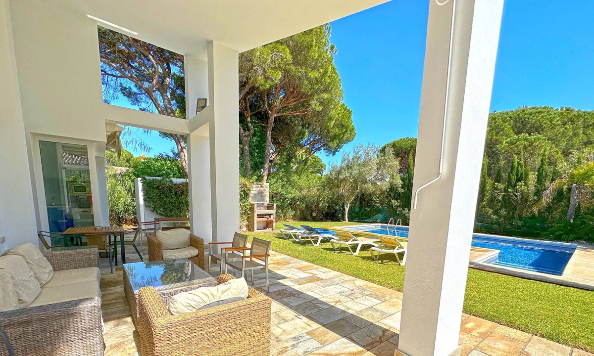 Cabo Roche Villa | Magnificent villa in urb. Roche with private pool 500 m. from the beach, Wifi.