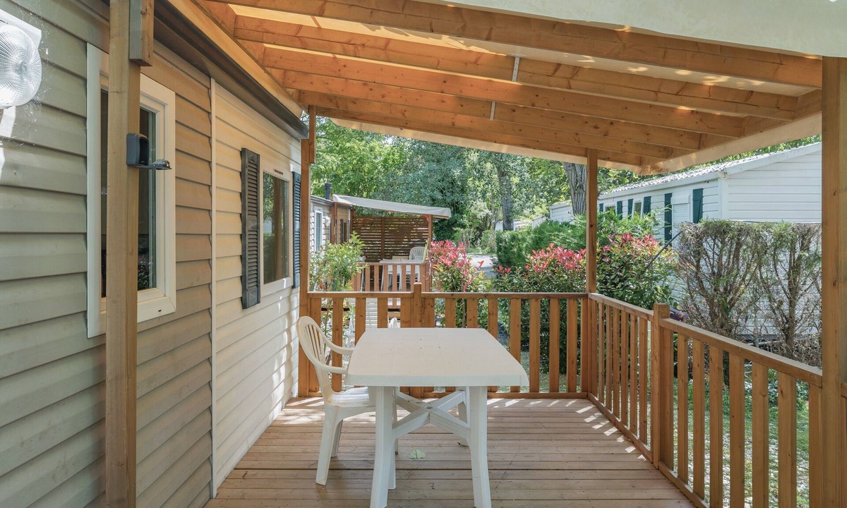 La Roque-d'Antheron RV Rental | Mobile Home 'Le 147 Aux Iscles' with Shared Pool, Private Terrace, and Air Conditioning