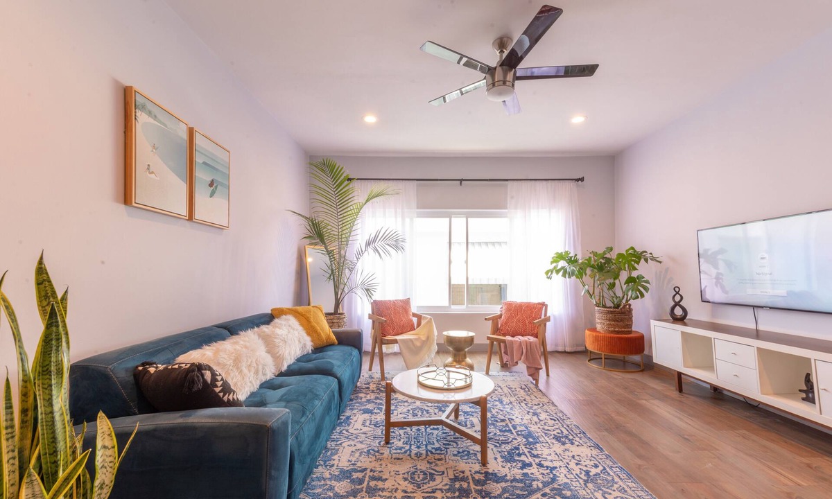 Wilshire Montana Apartment | Modern & Cozy Spacious 1BR/1BA – 0.6 mi from the Beach