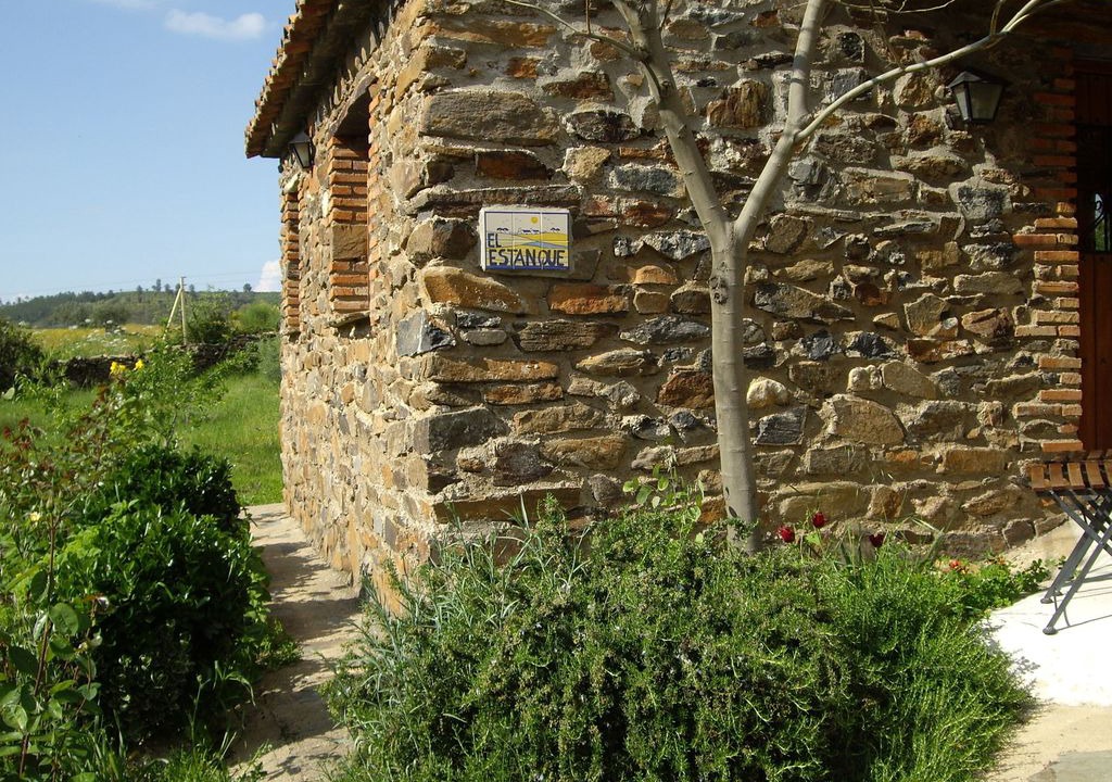 La Acena de la Borrega House | Modern Farmhouse in Valencia de Alcántara with Pool