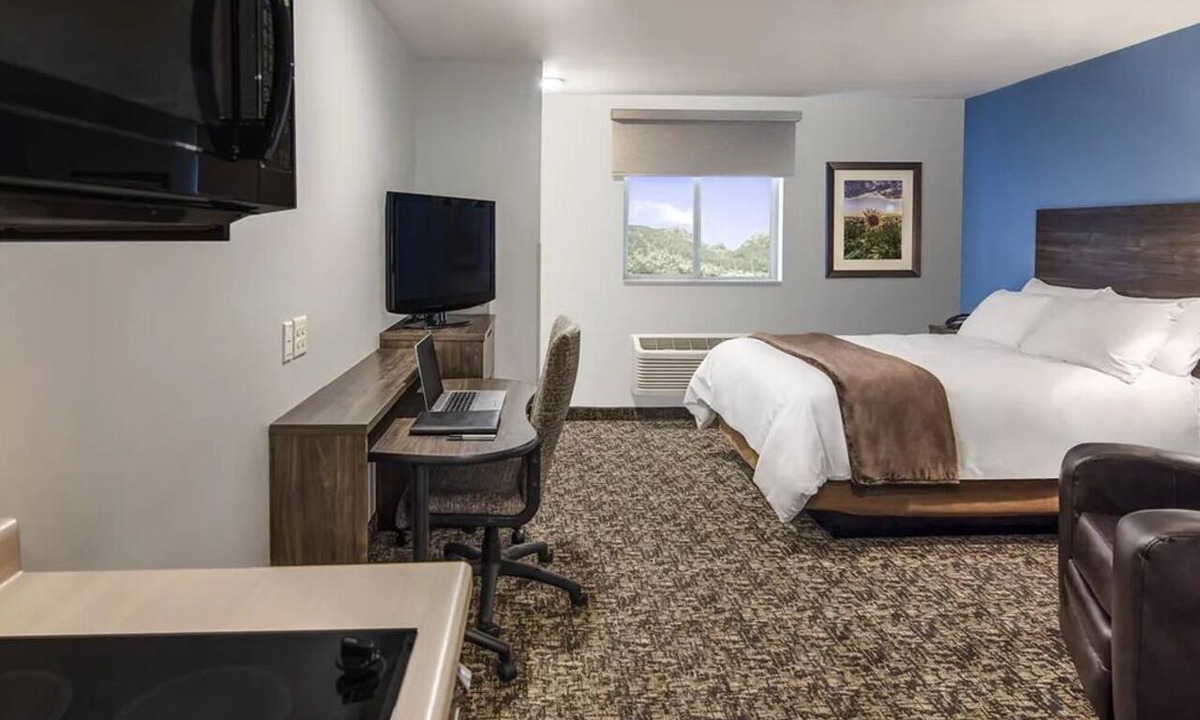 Redding Hotel | Modern Suite w/Kitchen – Experience Ultimate Comfort in Redding