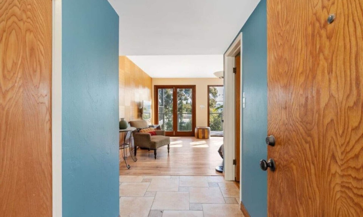 Mount Helix Apartment | Mt Helix Delight 3-4br/2ba, with HUGE VIEW DECK & FIREPIT