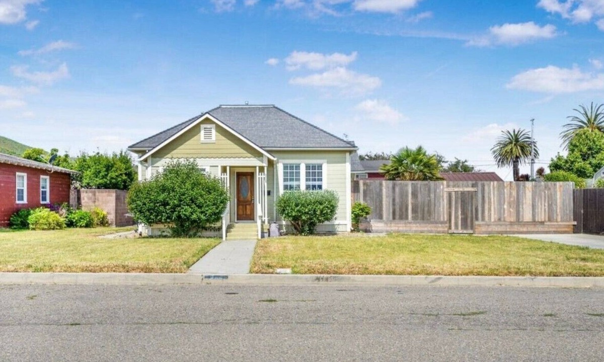 Lompoc House | Mt. Views & Modern Comfort