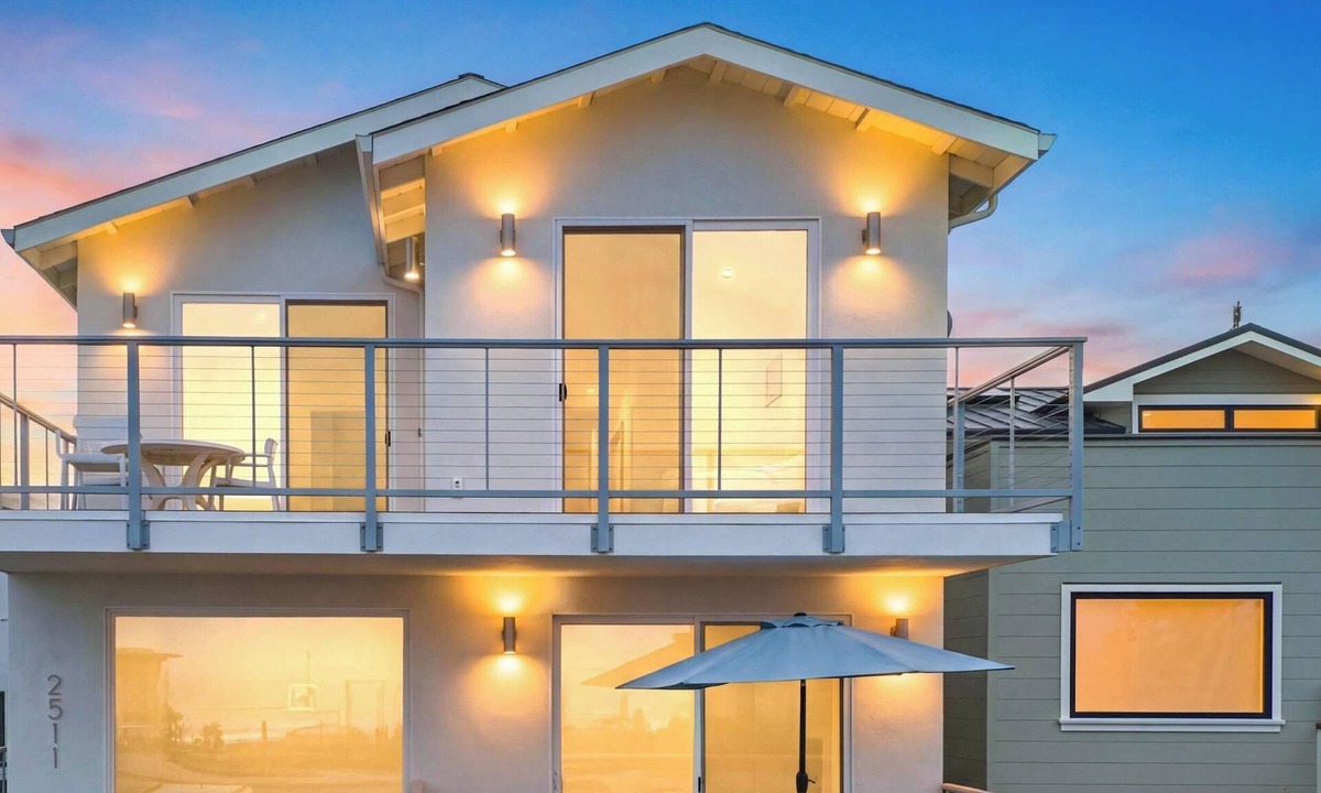 Eastside Santa Cruz House | Oceanfront Harbor House