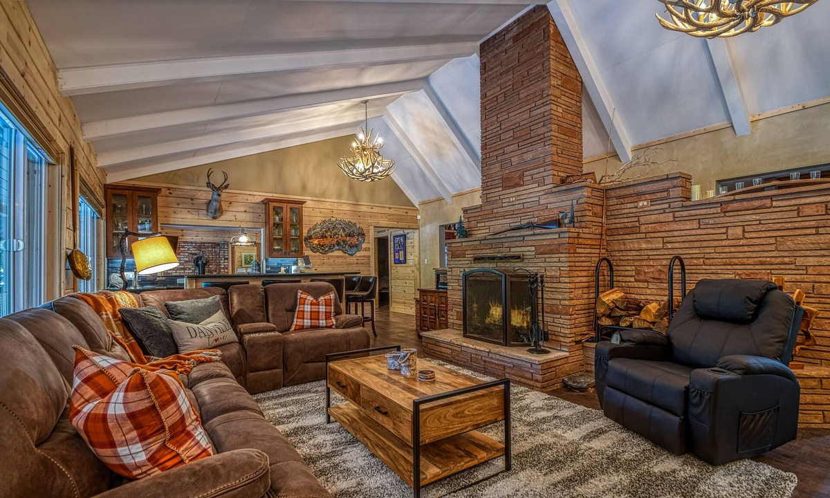 Camp Connell Cabin | PET FRIENDLY CABIN IN CAMP CONNELL, IMPRESSIVE GAME ROOM AND MORE!