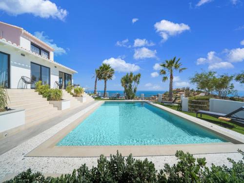 Coveta Fuma Villa | Poolside Stay with Ocean Views