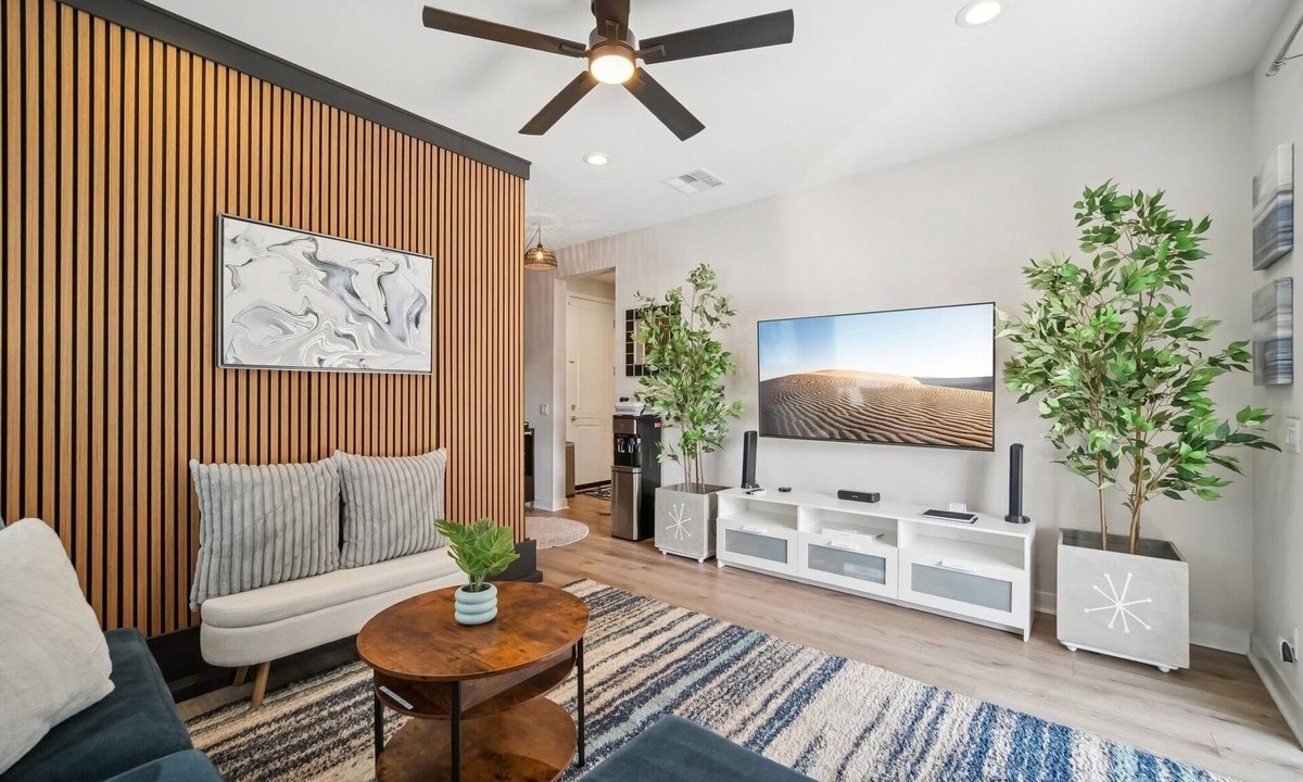 Lake Forest House | Private Retreat with Pool, Spa, BBQ, A/C, Yard, Kitchen, 2 TVs - Disney 20 min