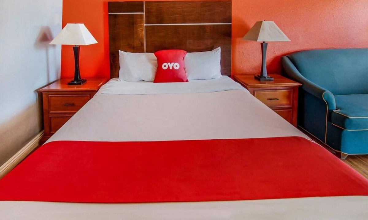 Ridgecrest Apartment | Queen Bed Non-Smoking