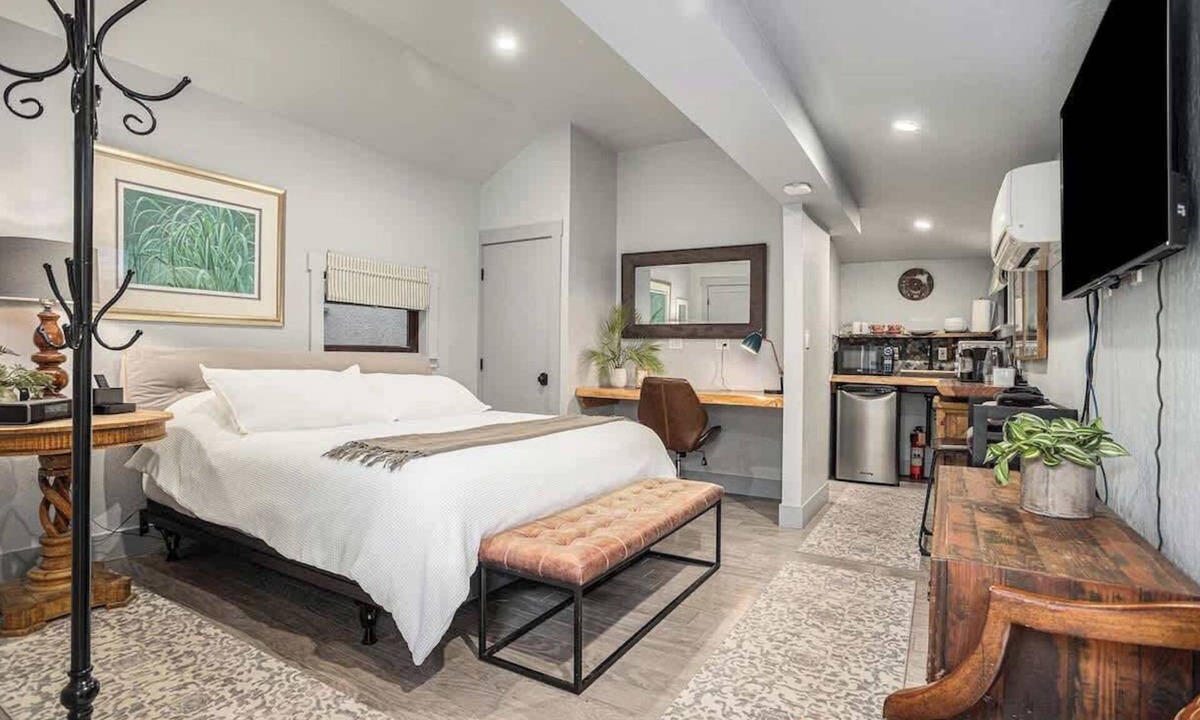 Upper Telegraph Apartment | Redwood Room