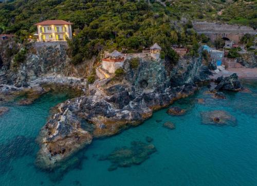 Rosignano Marittimo Villa | Roc Villa Castiglioncello - Private Villa with 2 Beaches and Park