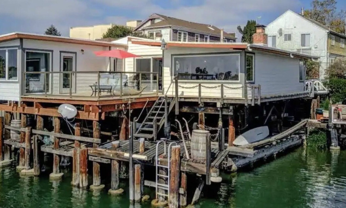 West Alameda House | Shoreline Paradise: Wake Up on the Water