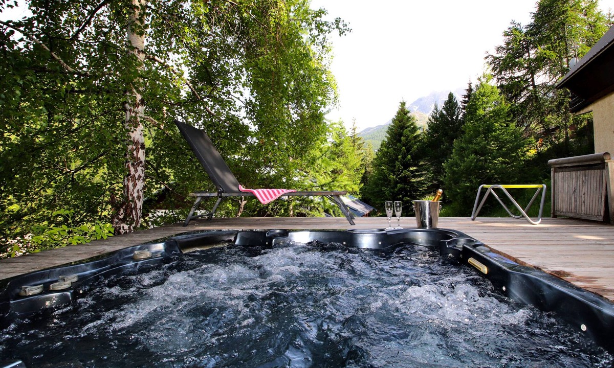 Les Claux Ski Chalet | SKI IN SKI OUT CHALET SLEEPS 14 JACUZZI MOUNTAIN VIEW VARS LES CLAUX