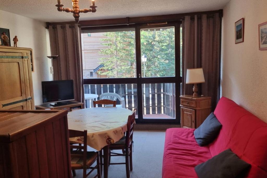 Le Super-Sauze Apartment | Ski-inski-out studio with balcony