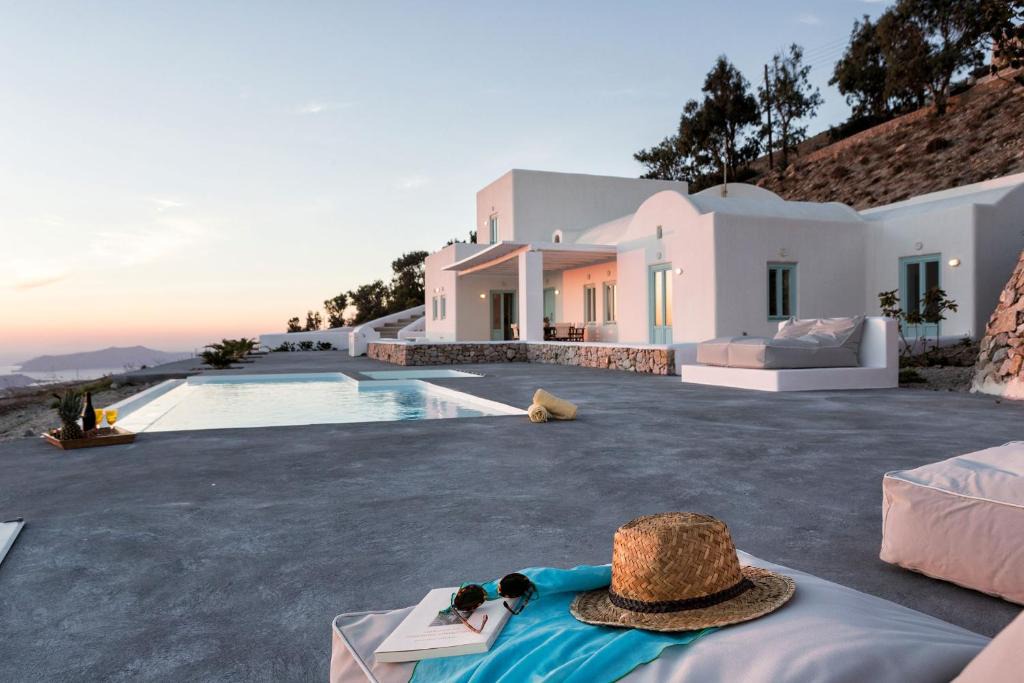 Santorini Villa | Sleeps8-Parking-Garden-Pool-SunSets-Barbeque
