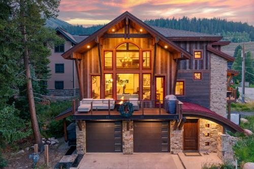 Old Town House | Slopeside Custom Chalet I 2 Hot Tubs I Fire Tables I Great Views I Activity Program