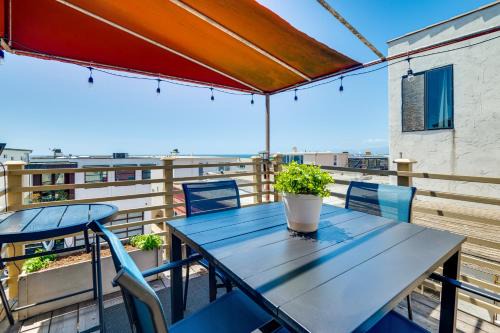 Sand Section House | Steps to Ocean: Manhattan Beach Gem w/Deck!