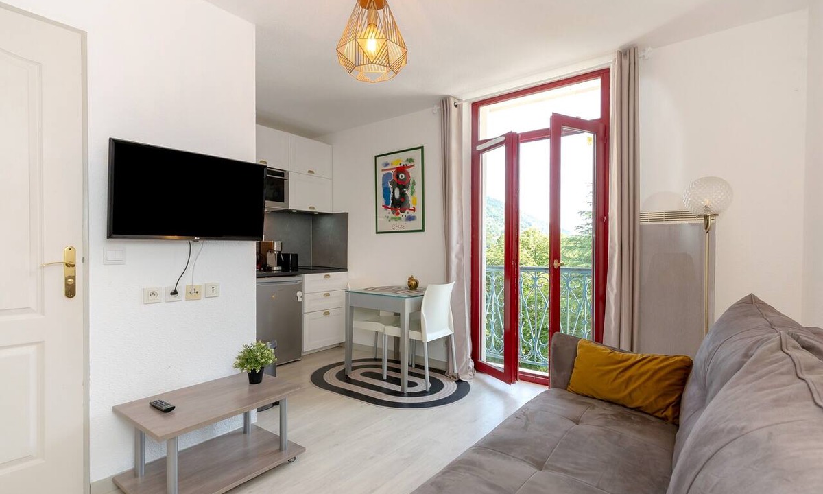 Allevard House | Studio Le Splendid 3-Star Hotel with Mountain View, Shared Garden and Wi-Fi