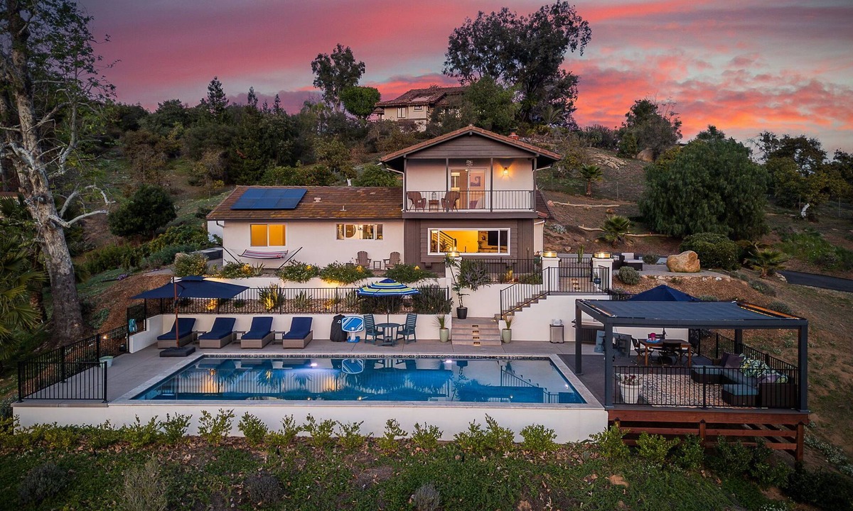 Fallbrook House | Stunning Fallbrook Retreat with Pool/Spa/PICKLEBALL/Games Room/Fire Pit & More!