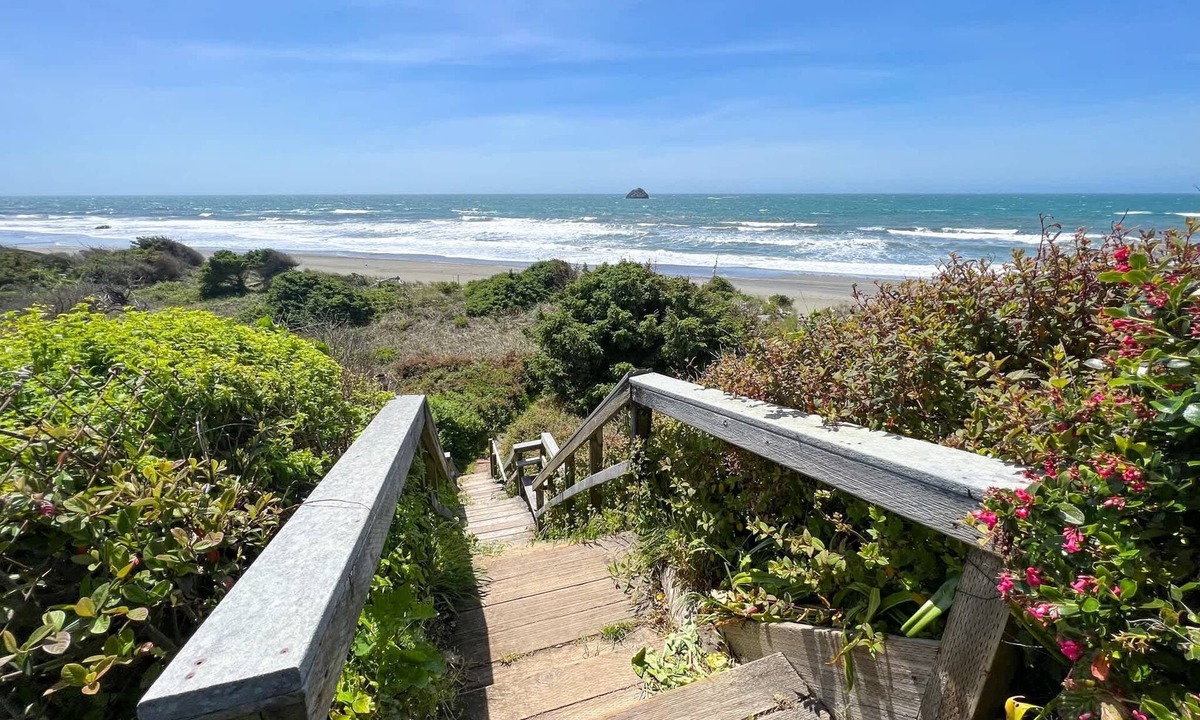 Smith River House | Sunset Shore Retreats Ocean Front "Cozy Seal Slumber"
