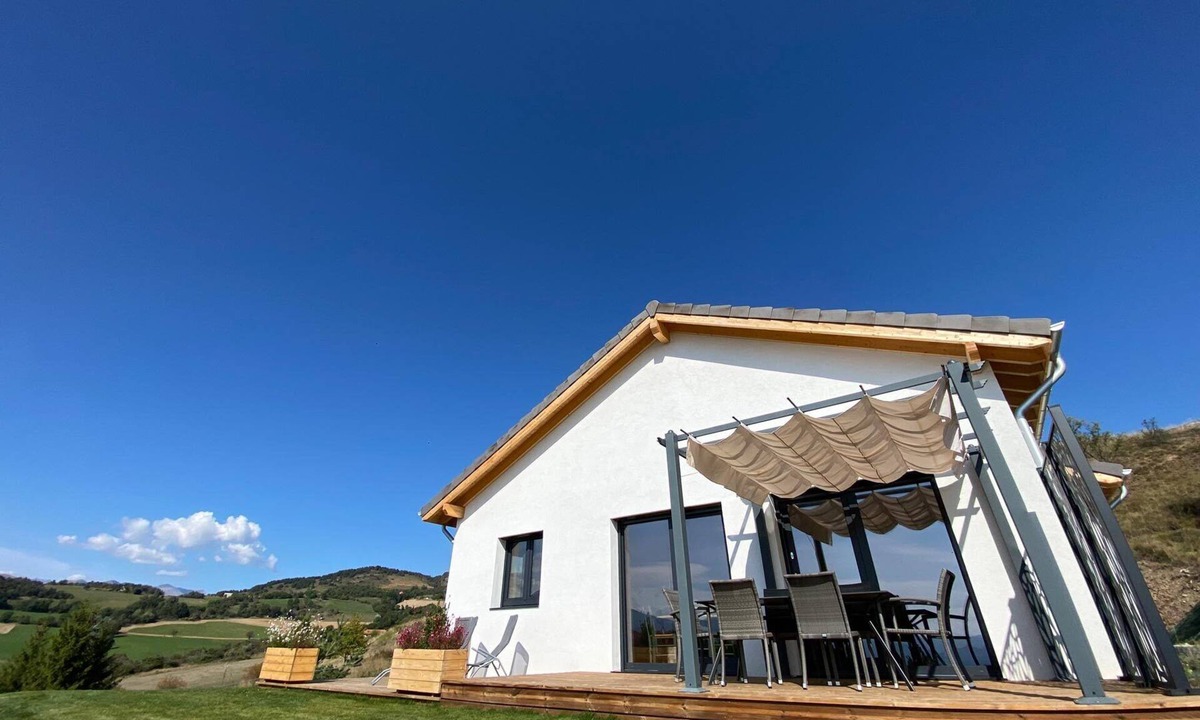 Jarjayes Ski Chalet | The Eagle's View – warm and welcoming chalet with panoramic mountain views