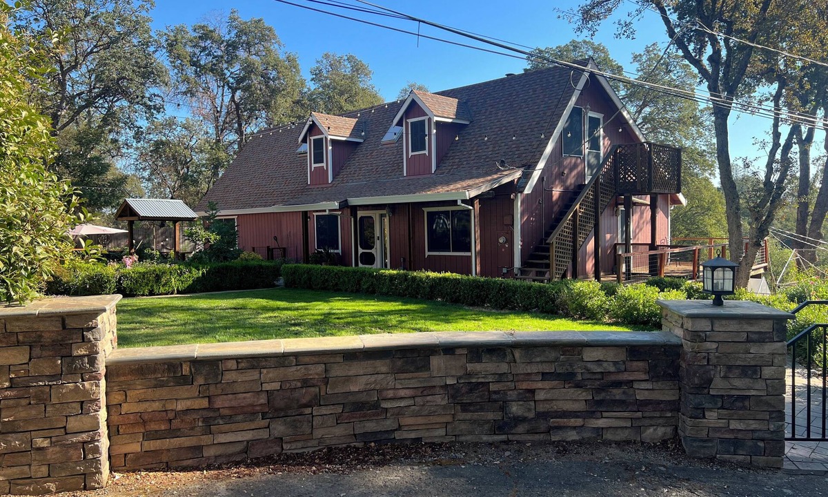 Placerville House | The Tree House 4-bedroom house in charming Placerville with AC sleeps 8