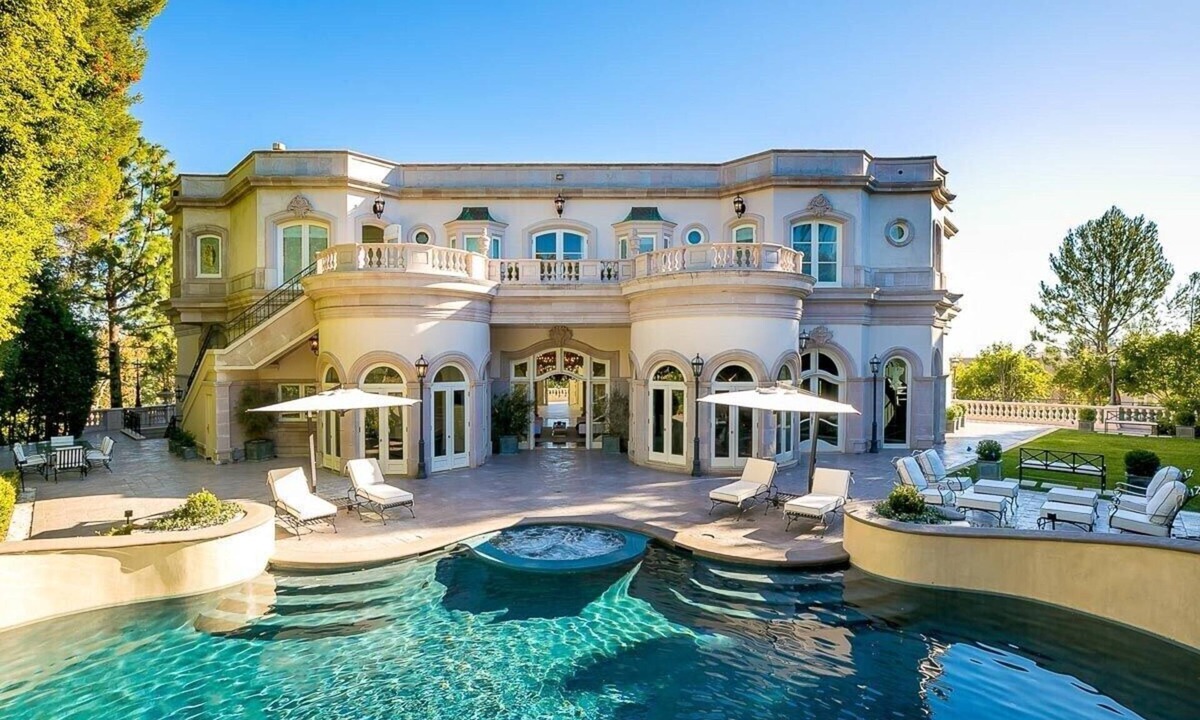 The Flats House | This house is a 8 bedroom(s), 9 bathrooms, located in Beverly Hills, CA.