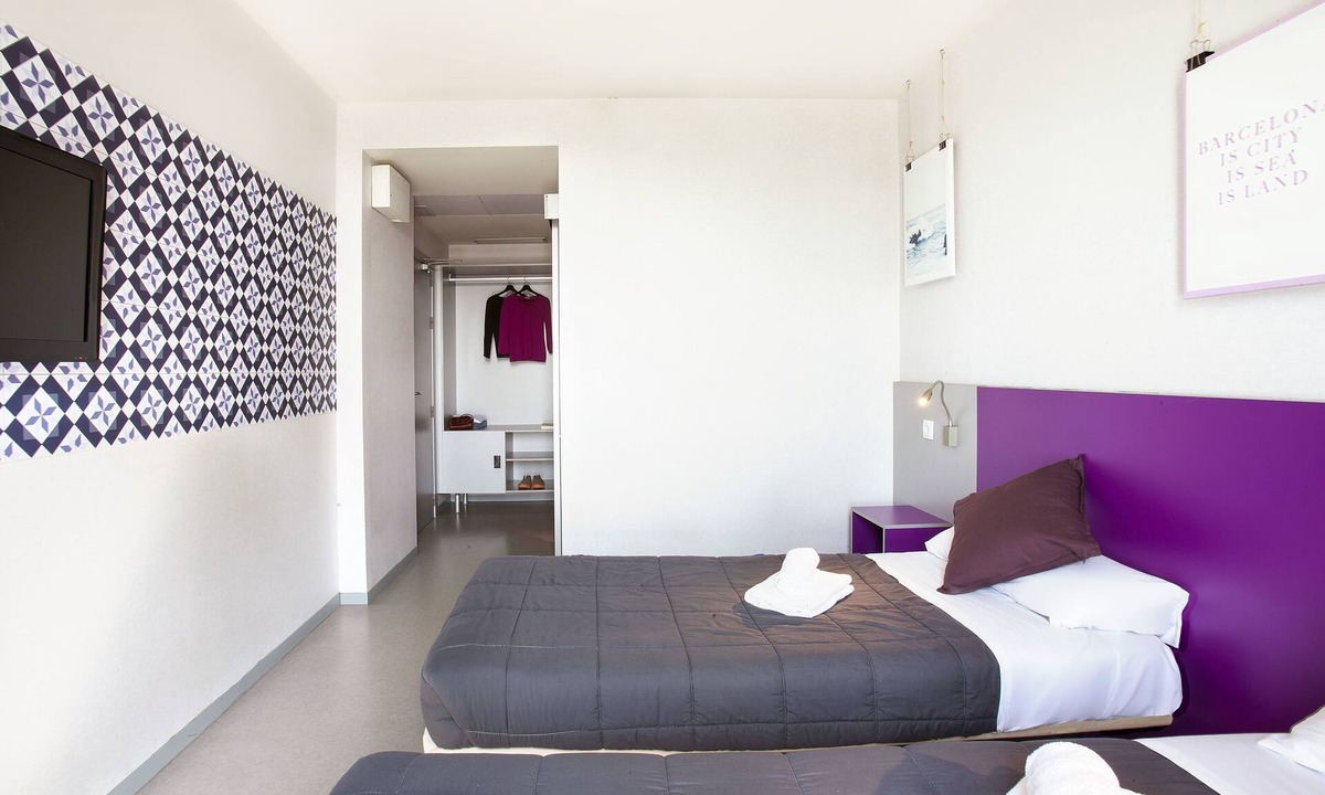 El Parc i la Llacuna del Poblenou Hostel | Twentytu Hostel Barcelona
