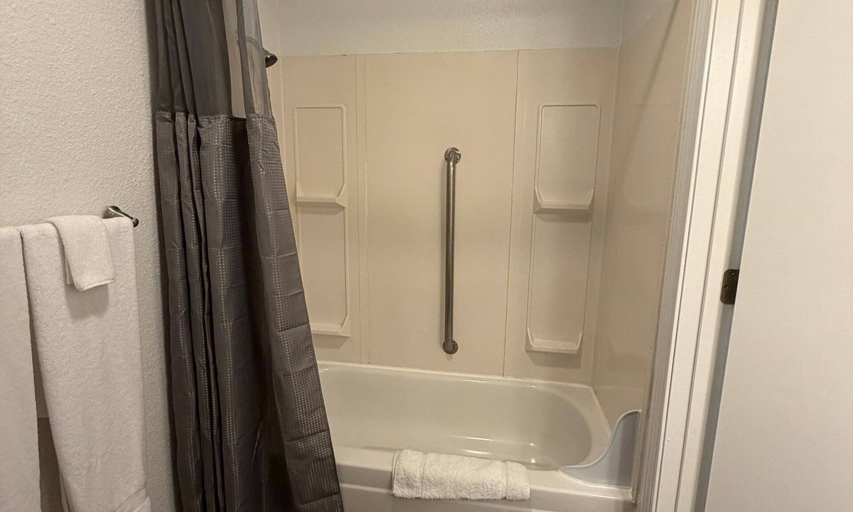 Brownsville Hotel | Unit 26 - Cozy 1-bedroom hotel in beautiful Challenge-Brownsville with AC
