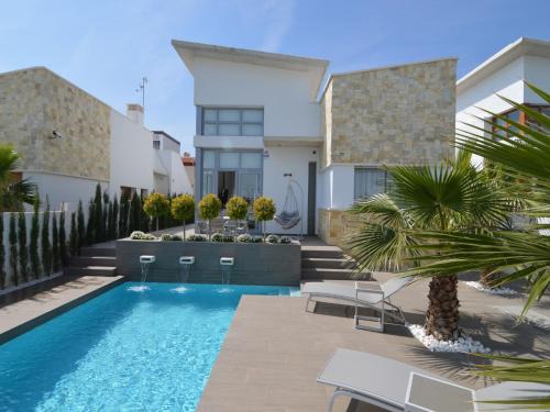 Quesada Villa | Villa with Garden & Roof Deck