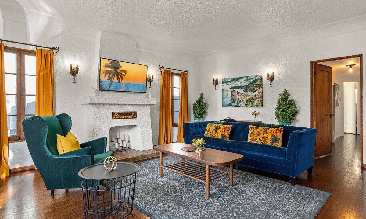 Willmore Apartment | Visit the Beach from a Historic Downtown Apartment