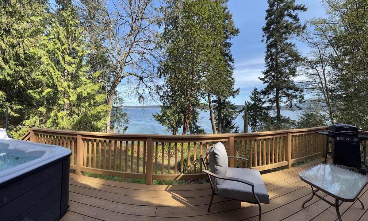 Sequim House | Waterfront, Rustic, Hot Tub, Pet-Friendly