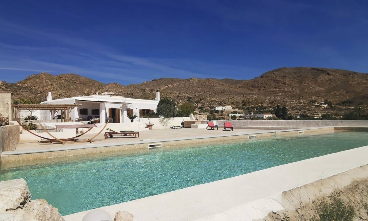 Nijar House | White Pearl