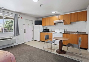 (Cozy studio, 1BED, 1BA, w/ kitchen)