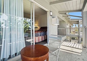 (Cozy studio, 2BED, 1BA, No kitchen)