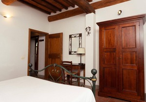 Jacopo' flat with shared pool in Rapale