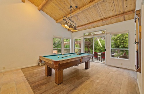 Forest Meadows House | 15 minutes from Murphys, Bocce Ball, Hot Tub, Pool Table, Sleeps 12
