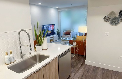 Wilshire Montana Apartment | 2 KING BED SUITE WALK to BEACH,PIER, PROMENADE