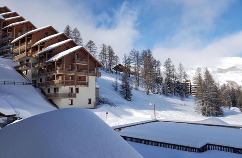 Les Claux Apartment | 200m from shops, 1st floor, swimming pool, balcony, parking, tv, ski locker, 50m², Vars