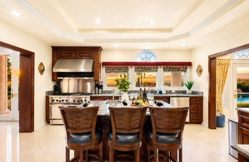 Perris House | 25% Off All July! -Pool, Jacuzzi, & Amazing Views