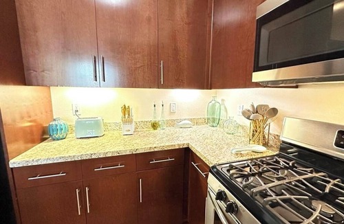 Downtown Apartment | 2BD/2BA King Bed apartment with AC in lively DT Santa Monica