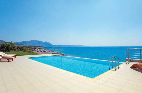 Kiotari Villa | 3 bed villa, stunning beachfront locaton