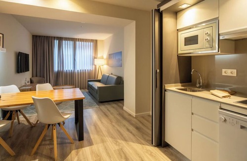 Castanos Hotel | 3 Units | Explore Bilbao's Wonders from a Modern Suite Near Guggenheim