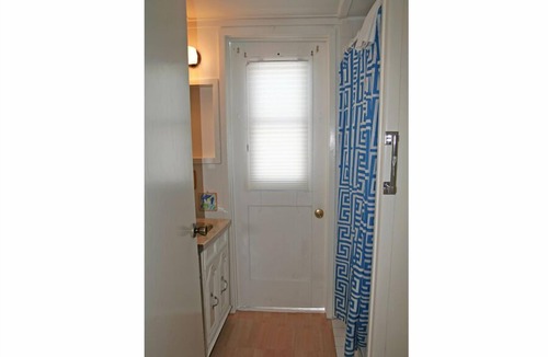 Avalon House | 323E: Budget-friendly Avalon Cottage on Eucalyptus Street. Includes A/C and only